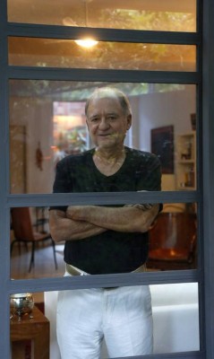 Marcílio Moraes em sua casa na Gávea: plano faz parte do filme - Fabio Rossi / Agência O Globo 